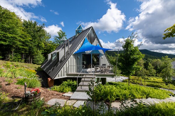 Using a contemporary play on vintage ski cabins in Vermont, architect David R. Maclean designed a modern home that takes advantage of sweeping valley views and opens up to the surrounding forested landscape. 
